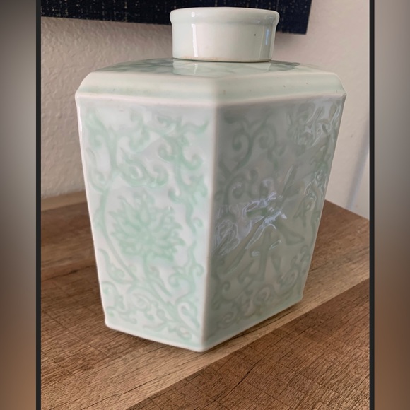 Beautiful Chinese Celadone glaze vase with lid. - Picture 6 of 8